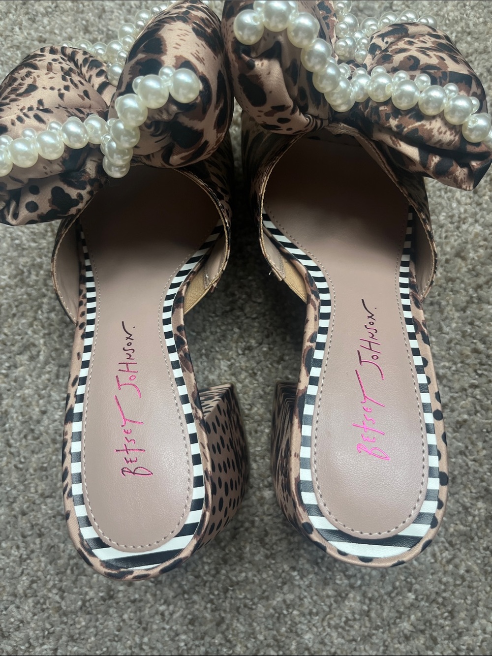 NEW IN BOX. Betsey Johnson MACCIE Leopard Pearl Bow platform Mules size 8 - Picture 5 of 13